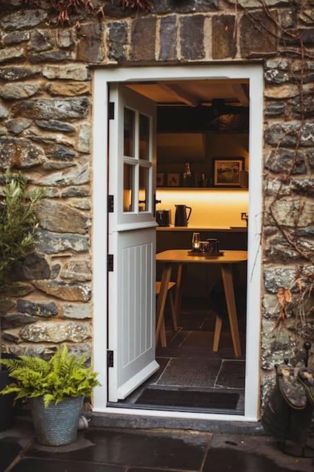 River Cottage, A Luxurious And Cosy Riverside Cottage For Two Welshpool Εξωτερικό φωτογραφία